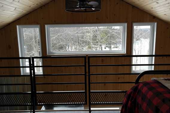 Intérieur du chalet avec vue sur le lac